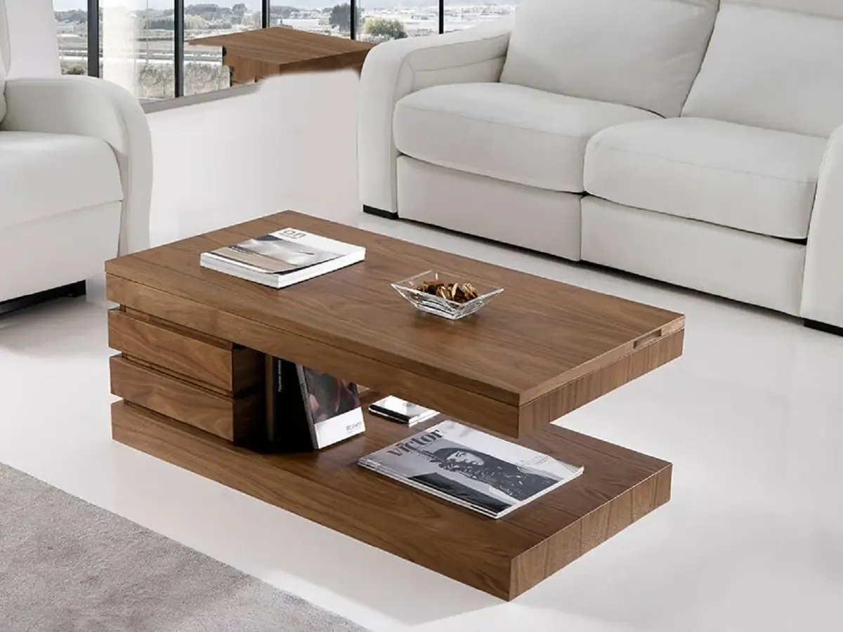Mesa de centro de madera frente a un sofá