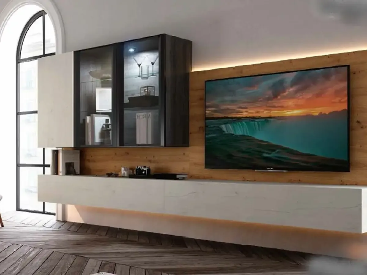 Salón con mueble de TV suspendido y vitrina iluminada