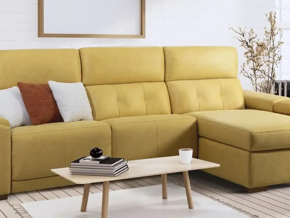 Sofá chaise longue mostaza en un salón luminoso