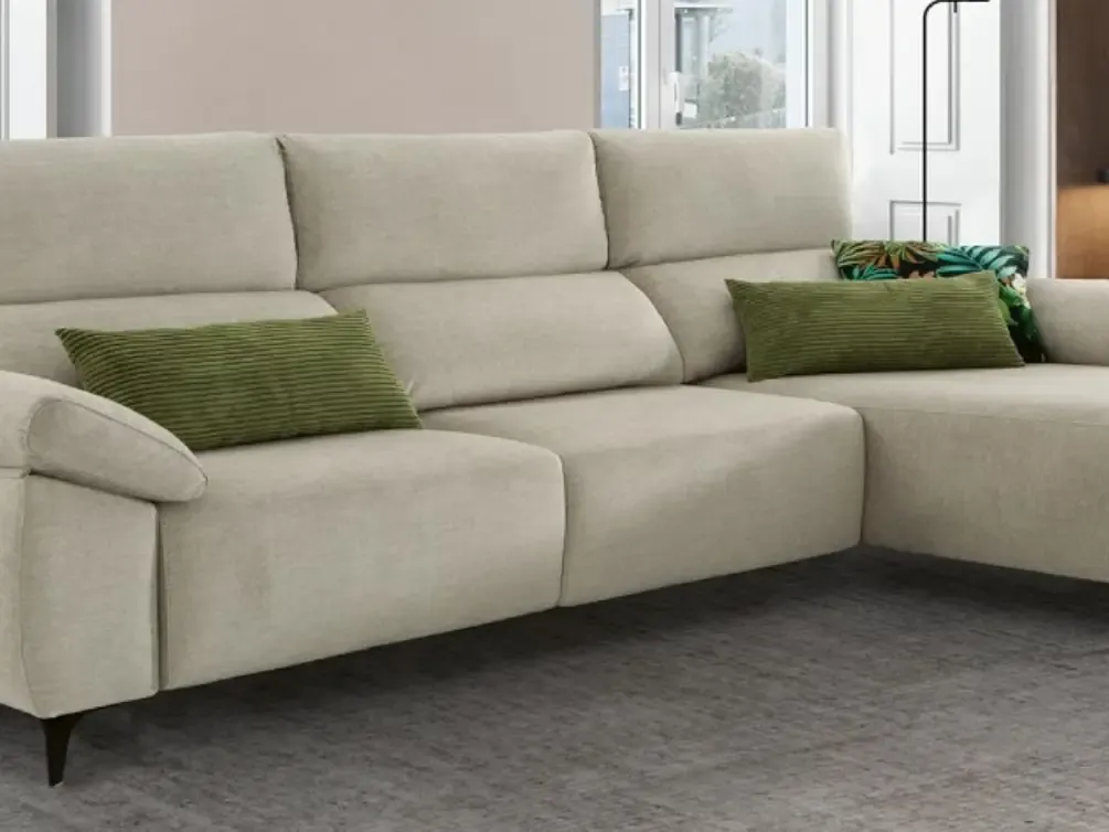 Sofá chaise longue color crudo con cojines verdes