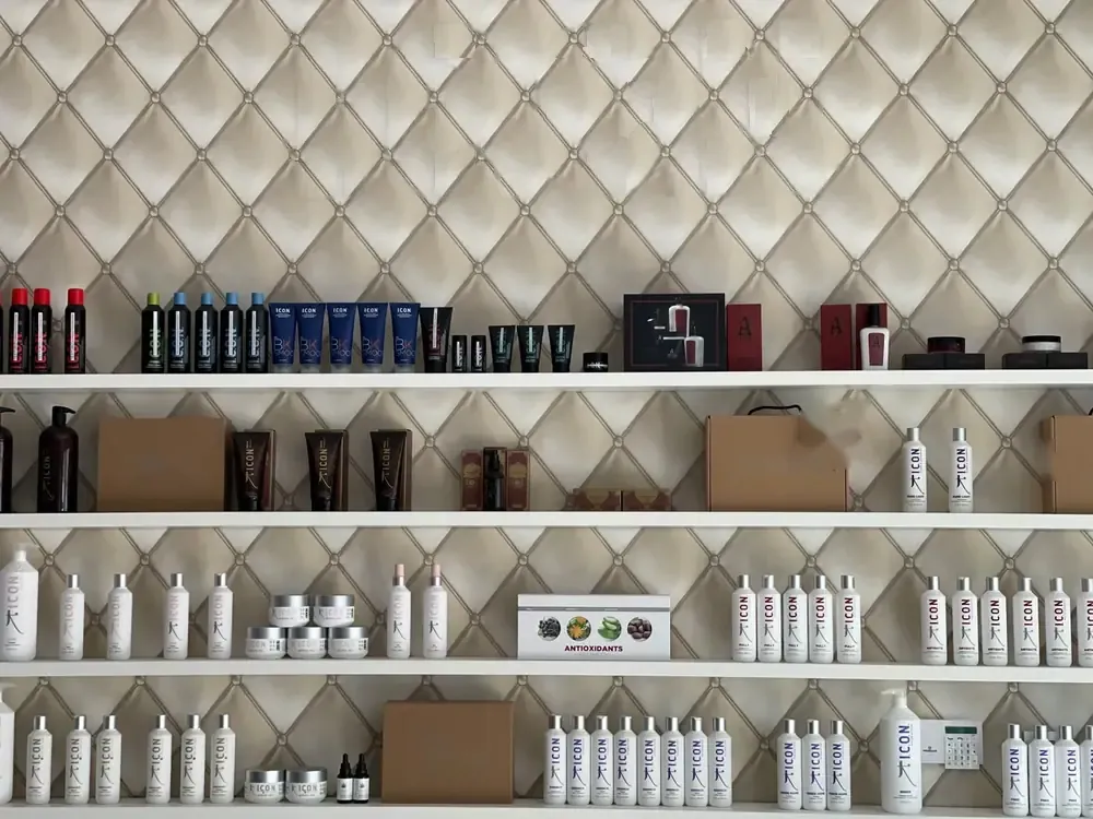 La boutique: pared acolchada con estanterías de productos