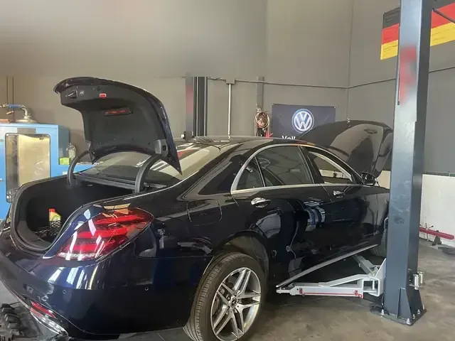 Berlina de lujo en el taller con el maletero abierto