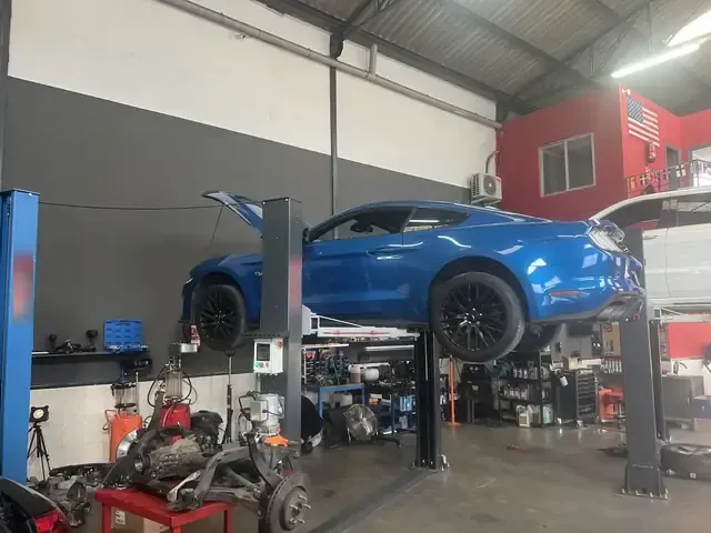 Deportivo azul subido al elevador